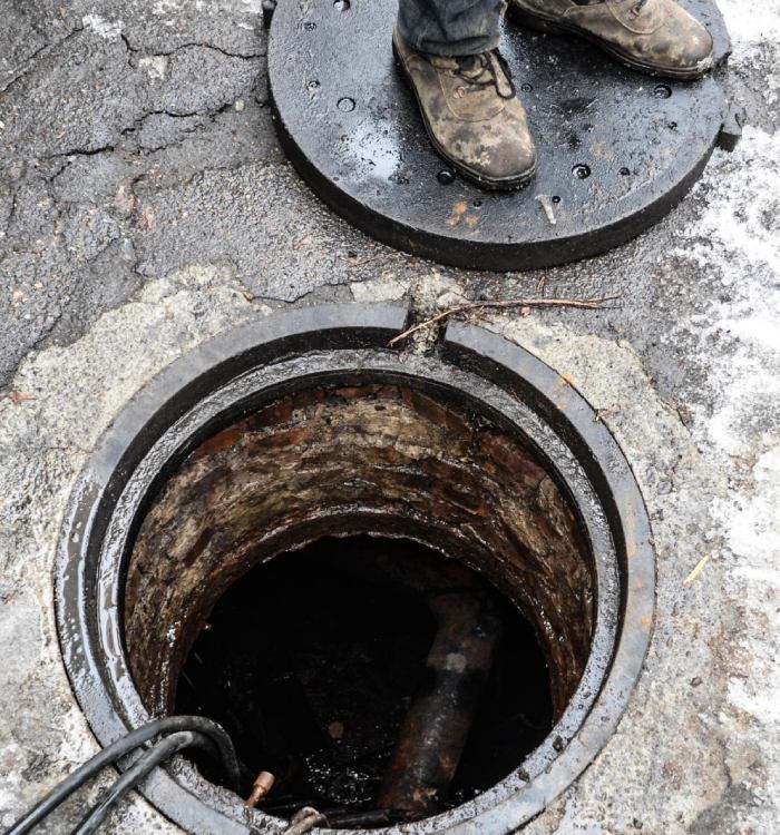 Ouverture de regard avant hydrocurage Regard d’égout ouvert avant une opération d’hydrocurage