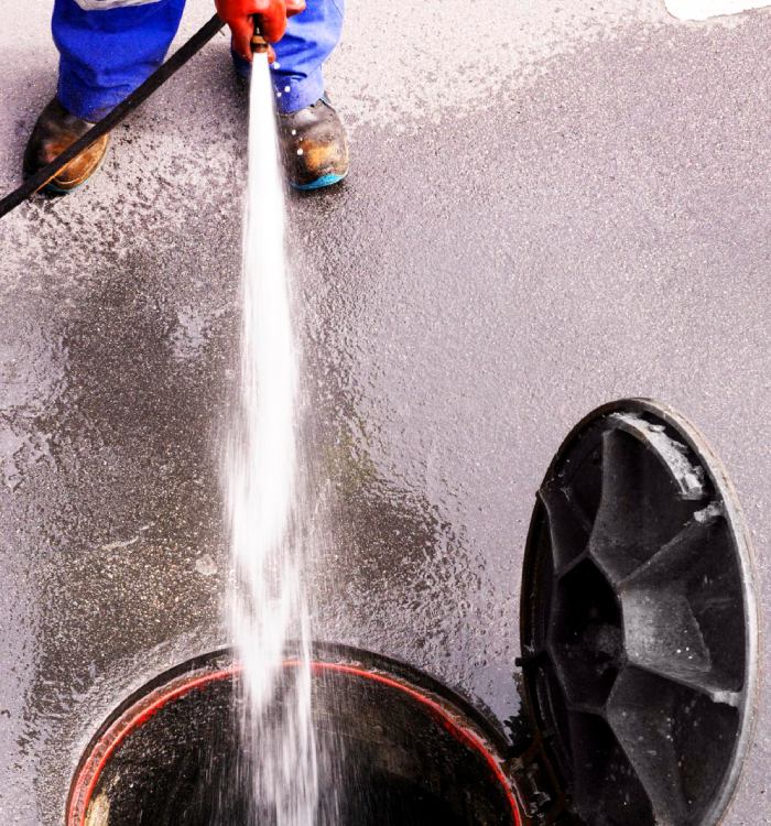 Nettoyage haute pression des égouts – C9 Services Jet d’eau haute pression pour le nettoyage d’un réseau d’égout